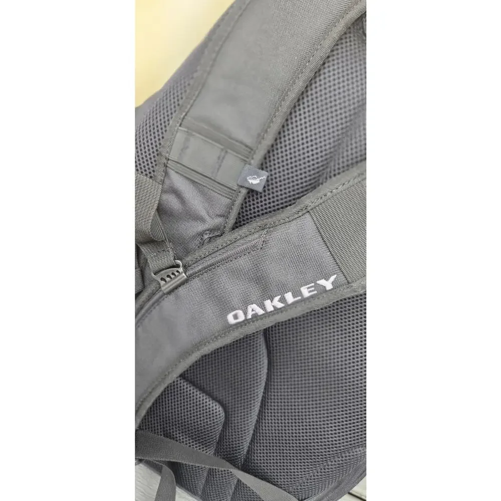 NEW Oakley 30L Status Back Pack School Travel Office +17